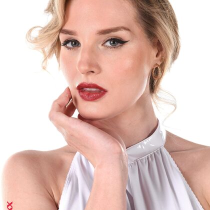 Bonni Gee 001 04-bonni-gee-lubric-instinct-by-istripper.jpg