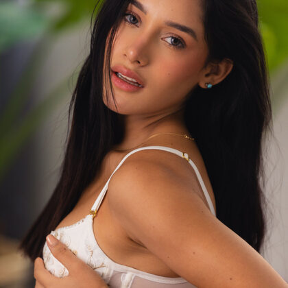 Carolina Guerrero 010 01-carolina-guerrero-in-white-lingerie-teasing-softly-on-bed.jpg