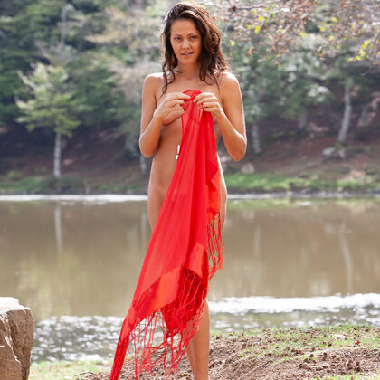 Chiara 002 03-red-shawl-by-the-lake-with-nicoletta-in-gentle-morning-light.jpg