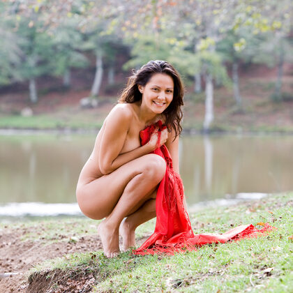 Chiara 002 06-red-shawl-by-the-lake-with-nicoletta-in-gentle-morning-light.jpg