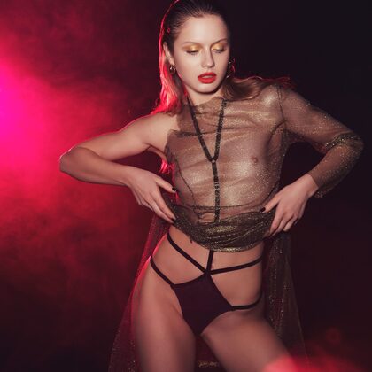 Clarice 027 01-amelie-lou-smoke-bomb-by-superbe-models.jpg