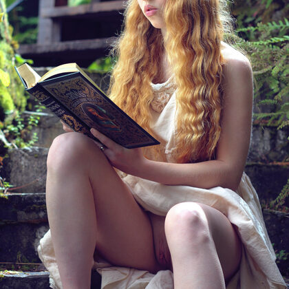 Dolly Little 003 08-dolly-little-strange-beauty-by-this-years-model.jpg