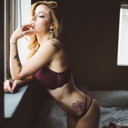 Elizabeth Marxs 009 04-elizabeth-marxs-artsy-in-bedroom.jpg