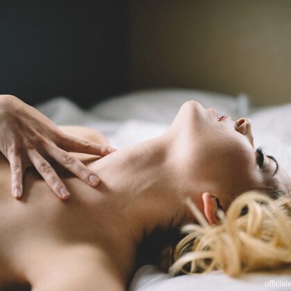 Elizabeth Marxs 009 05-elizabeth-marxs-artsy-in-bedroom.jpg