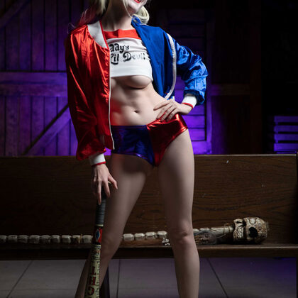 Emily Bloom 016 02-emily-bloom-harley-quinn.jpg