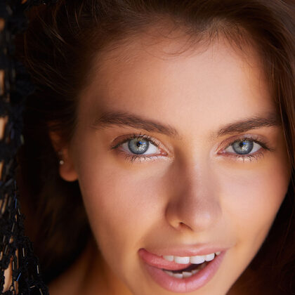 Foxy Alissa 004 05-foxy-alissa-in-black-lace-lingerie-posing-on-the-bed.jpg