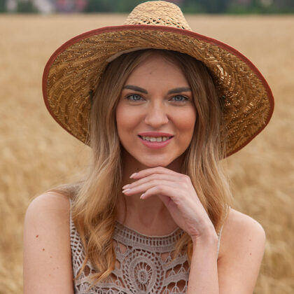 Gwinnett 001 05-sunlit-rural-field-poses-with-summer-breeze-and-soft-victoria-kruzz.jpg