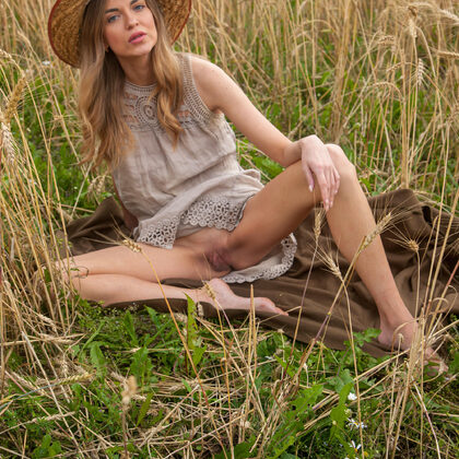 Gwinnett 001 09-sunlit-rural-field-poses-with-summer-breeze-and-soft-victoria-kruzz.jpg