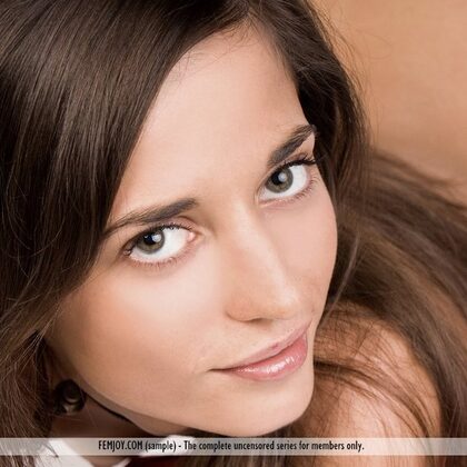 Irina B 007 03-idonia-red-hat.jpg