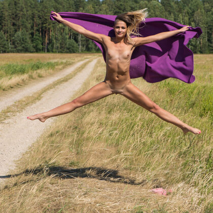 Kiana 008 12-met-art-presenting-kiana.jpg