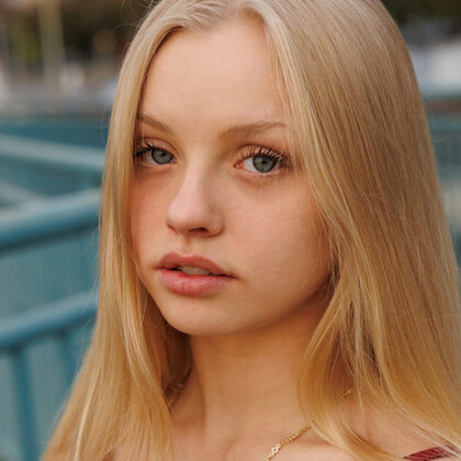 Kylie Shay 003 01-kylie-shay-walking-in-memphis.jpg