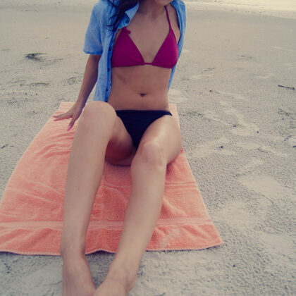 Lola Sinclair 005 02-lola-sinclair-at-the-beach-by-this-years-model.jpg