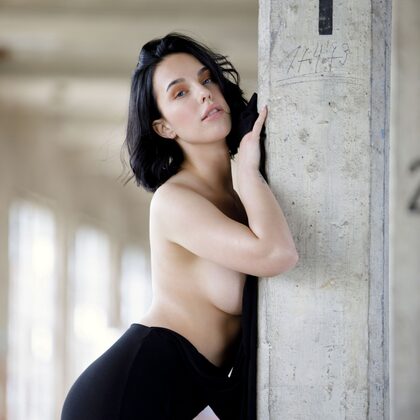 Marisa Ehret 004 01-marisa-ehret-room-to-move-by-playboy.jpg