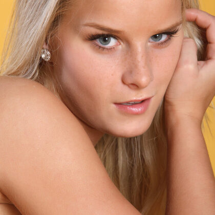 Marry Queen 023 11-cute-blonde-miela.jpg