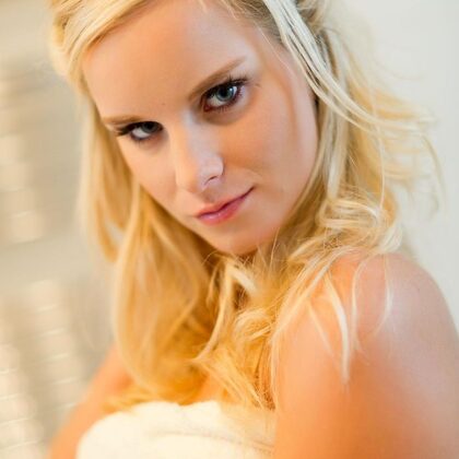 Marry Queen 054 01-marry-queen-in-the-bathroom.jpg