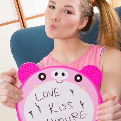 Melodie 001 01-melodie-cheerleader-by-showy-beauty.jpg