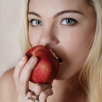 Mila A 002 18-mila-and-apples.jpg