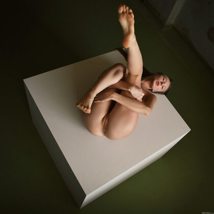 Nimfa 010 13-beautiful-american-teen-nimfa-displays-her-flexibility-while-totally-naked.jpg