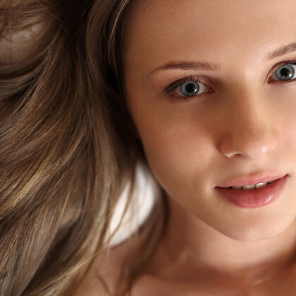 Nimfa 011 18-slim-teen-nimfa-unveils-her-bald-pussy-and-spreads-her-love-holes-on-a-bed.jpg