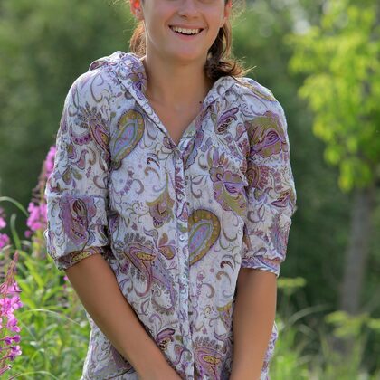 Penelope B 013 02-meadow-flower-light-with-vinona-in-soft-outdoor-nature-mood.jpg