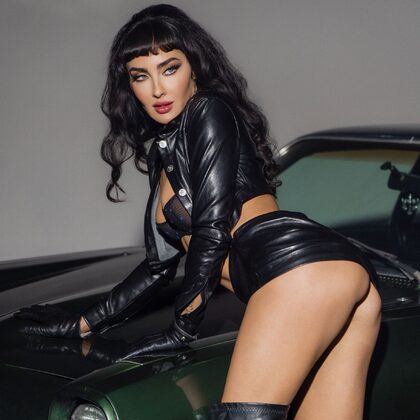 Scarlett Kapella 001 01-scarlett-kapella-sexy-ride.jpg