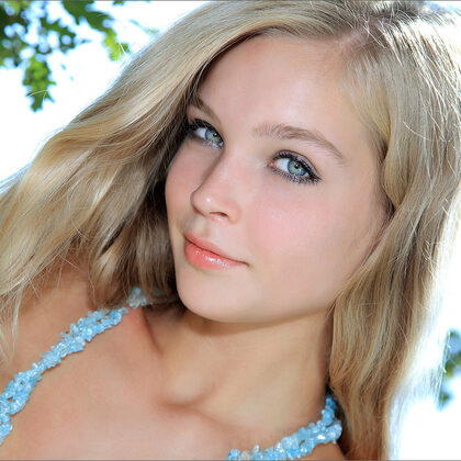 Sienna 004 10-sienna-in-aquamarine.jpg