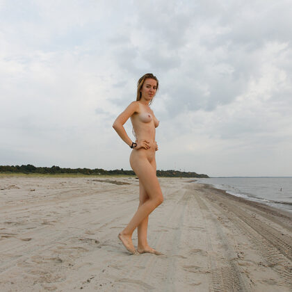 Sonya Buse 001 04-sunset-beach-posing-with-sonya-buse-in-warm-seaside-light.jpg