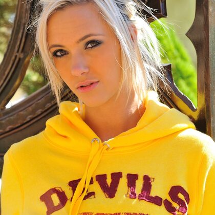 Sophia Knight 021 13-sophia-knight-blue-jeans.jpg