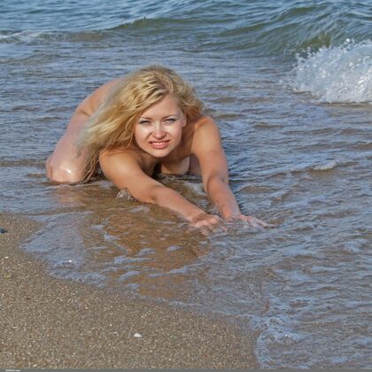 Tanga 002 09-tanga-beach-girl.jpg