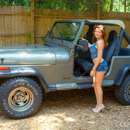 Tessa Fowler 004 01-tessa-fowler-chicks-love-jeeps-by-cosmid.jpg