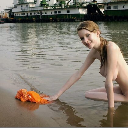 Valentine A 007 04-busty-valentina.jpg