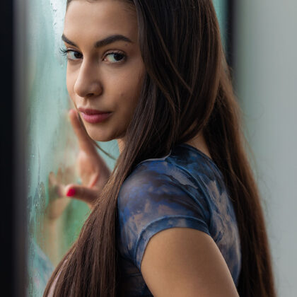 Vanessa Alessia 011 01-window-light-lounge-portrait-with-vanessa-alessia-by-soft-glass.jpg